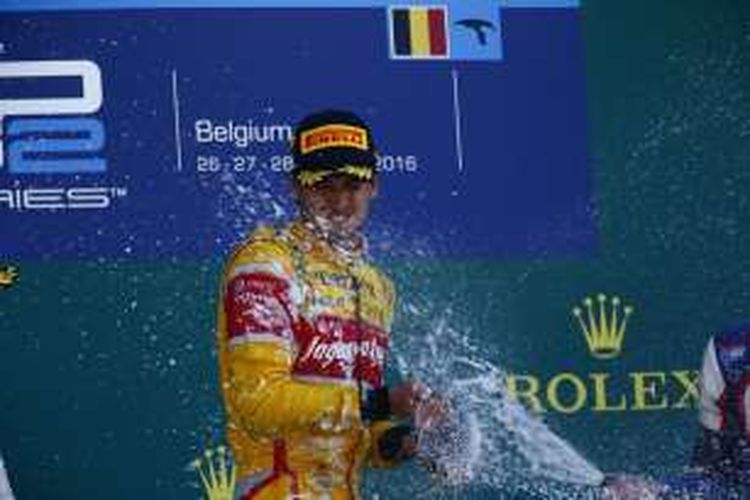 Pebalap Prema Racing asal Italia, Antonio Giovinazzi, menyemprotkan sampanye saat merayakan kemenangannya pada balapan kedua (sprint race) GP2 Belgia di Sirkuit Spa-Francorchamps, Minggu (28/8/2016).