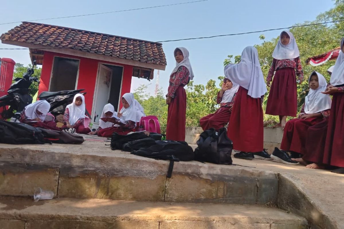 Sejumlah siswa SD di Cianjur, Jawa Barat terpaksa belajar di luar akibat ruang kelas rusak dampak gempa tahun lalu.