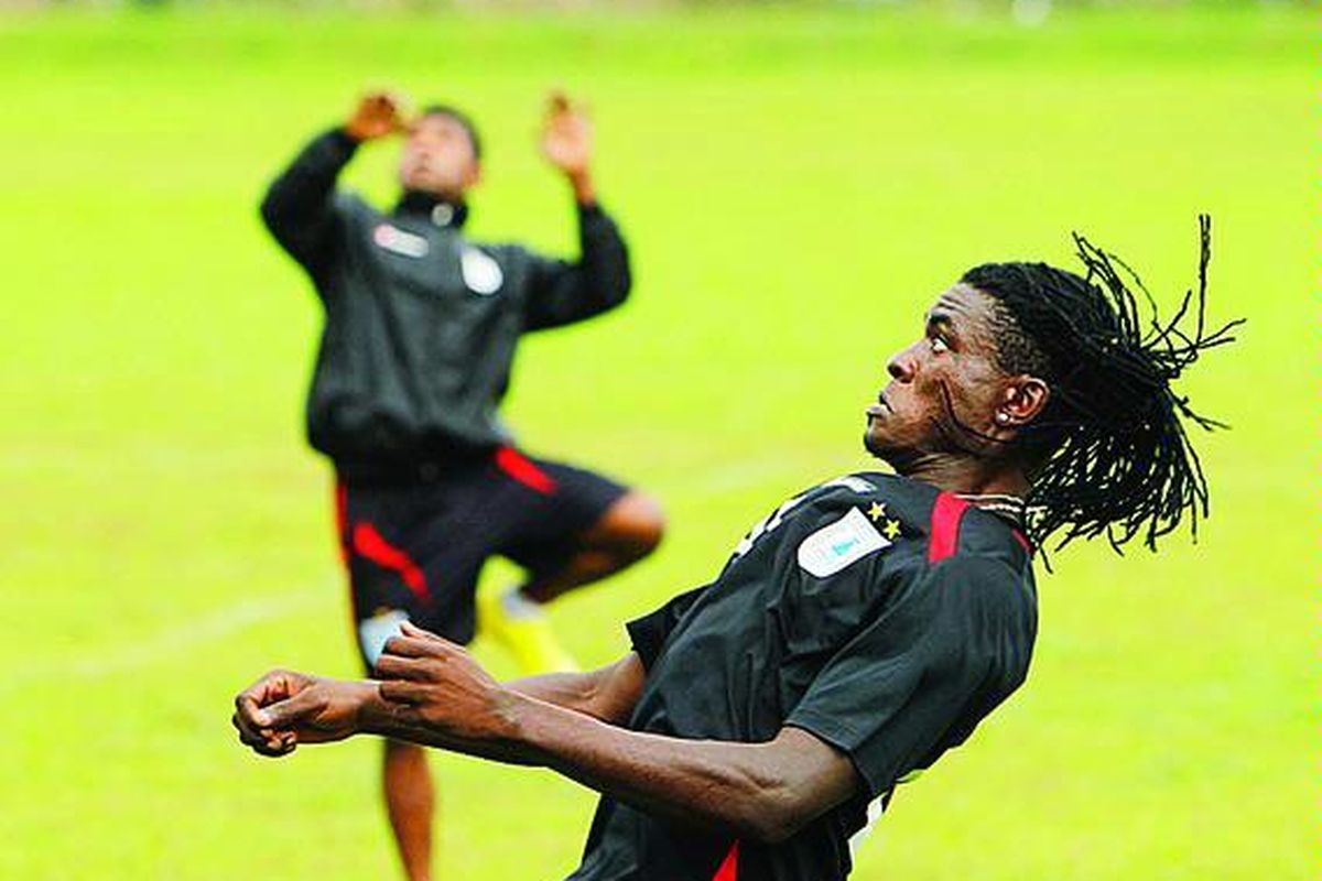 Pemain Persipura Jayapura, Bio Pauline, berlatih bersama rekan-rekannya di lapangan latihan PSSI di Kompleks Gelora Bung Karno, Jakarta