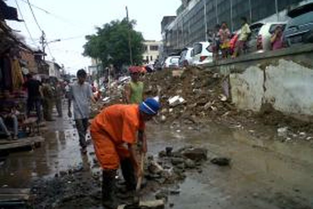 Penertiban PKL Jatibaru 

Seorang petugas sedang membersihkan puing-puing bangunan kios di sekitar Jalan Jatibaru, Tanah Abang, Jakarta,  Rabu (13/11/2013).Kompas.com/Ummi Hadyah Saleh

