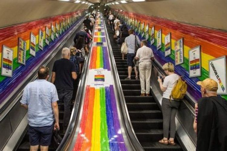 Warna pelangi yang mencerminkan komunitas LGBT di tangga berjalan Stasiun Oxfrod Circus.