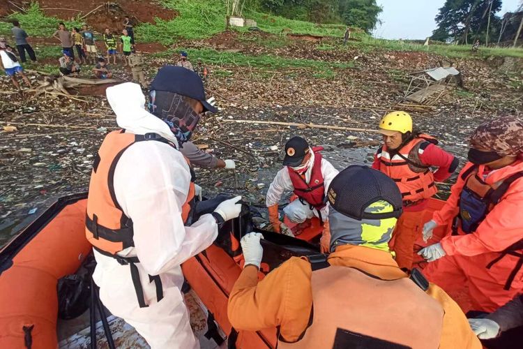 Tim SAR gabungan evakuasi jenazah korban asal Garut yang tenggelam di Sungai Cimanuk, ditemukan di wilayah pesisir Waduk Jatigede, Sumedang, Senin (25/10/2021) pagi.