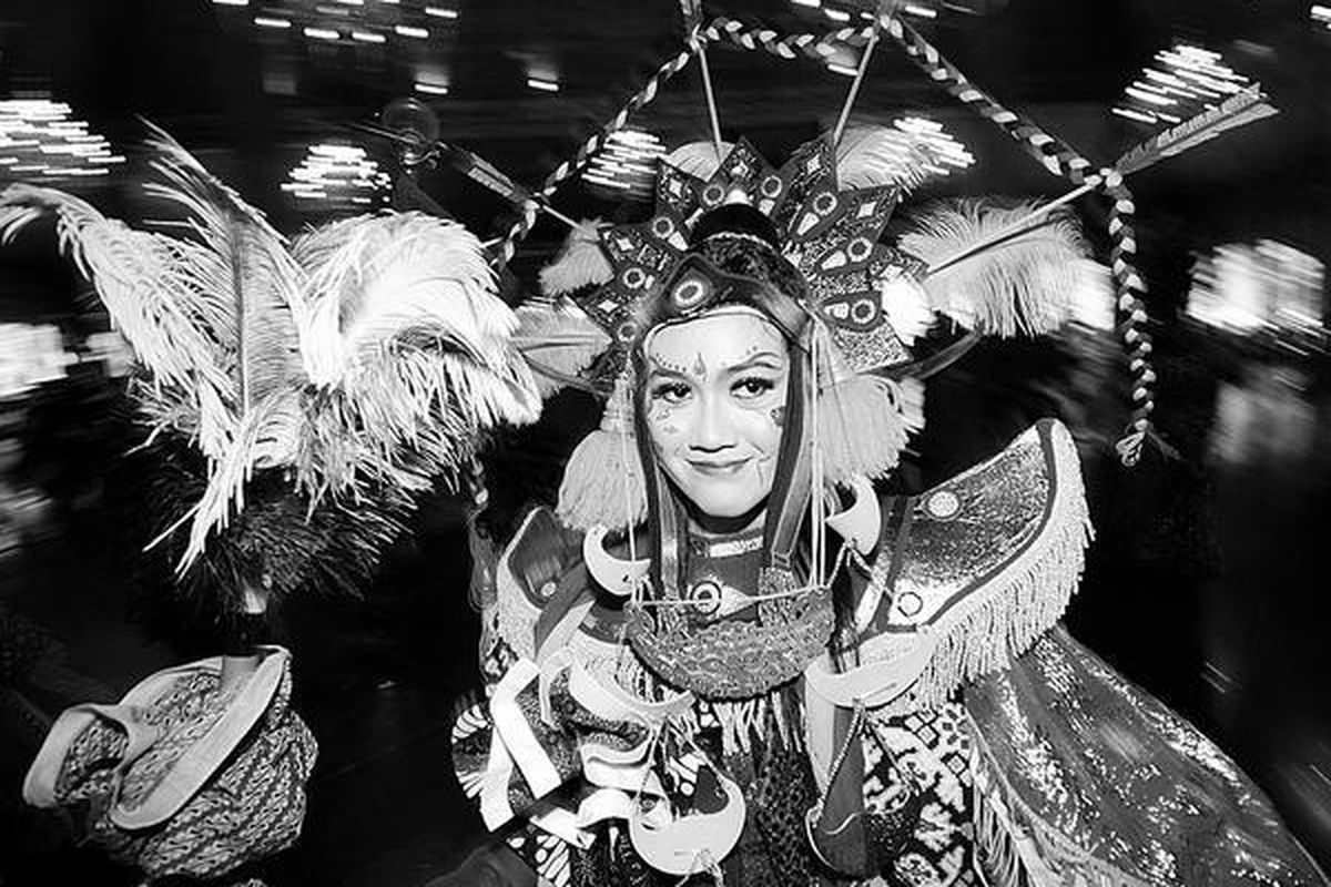 Calon peserta Solo Batik Carnival (SBC) mempresentasikan kostum di Pendapi Gedhe Balaikota Solo, Jawa Tengah, tahun lalu. Presentasi tersebut sekaligus menjadi penentuan apakah mereka lolos menjadi peserta SBC yang akan dilaksanakan pada 13 April mendatang di sepanjang Jalan Slamet Riyadi, Solo.  