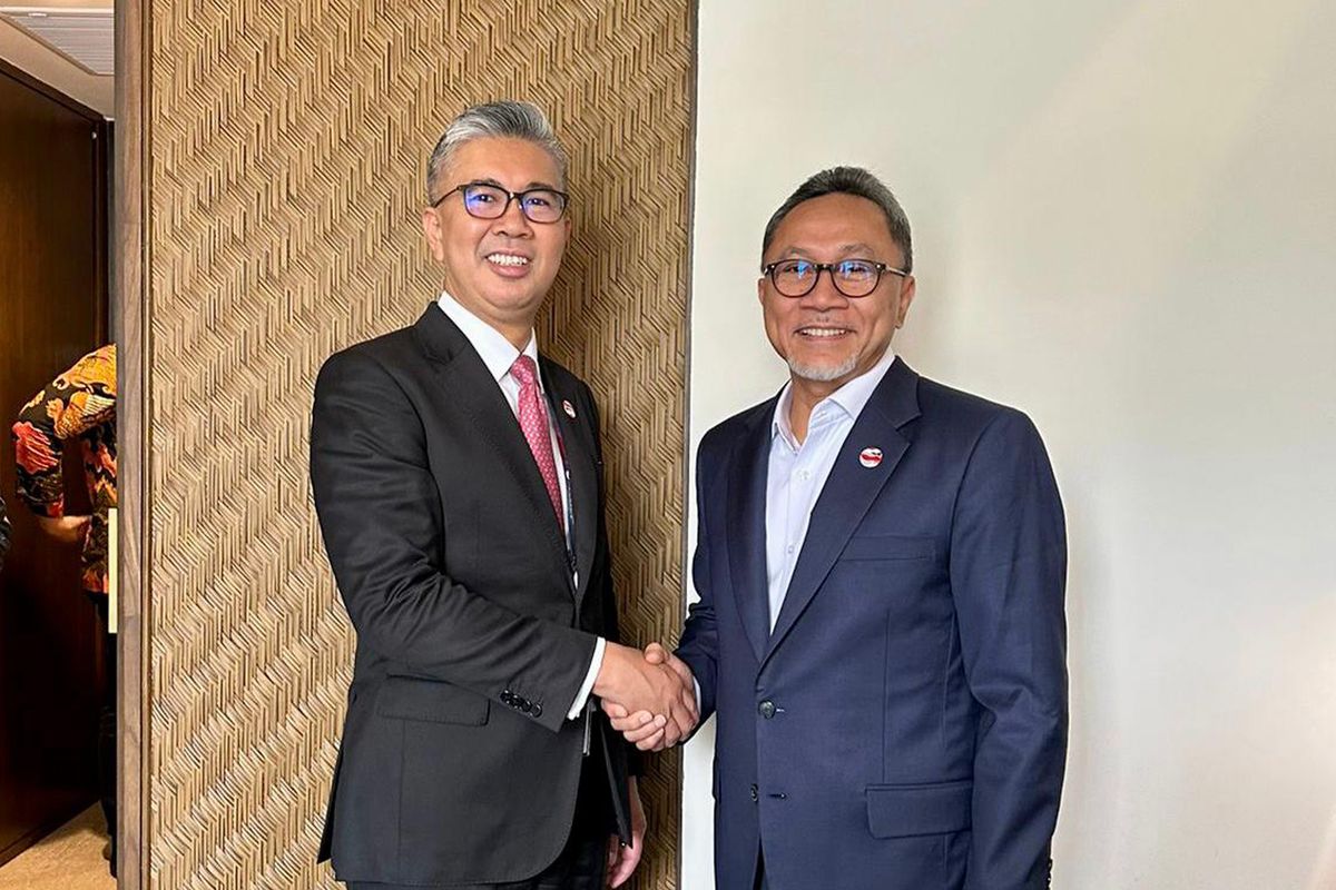 Menteri Perdagangan (Mendag) Republik Indonesia (RI), Zulkifli Hasan melakukan pertemuan bilateral dengan Menteri Investasi, Perdagangan, dan Industri Malaysia, YB Senator Tangku Datuk Seri Utama Zafrul Bin Tengku Abdul Aziz di sela berlangsungnya KTT ASEAN ke-42 di Labuan Bajo, Nusa Tenggara Timur (NTT), Rabu (10/5/2023).