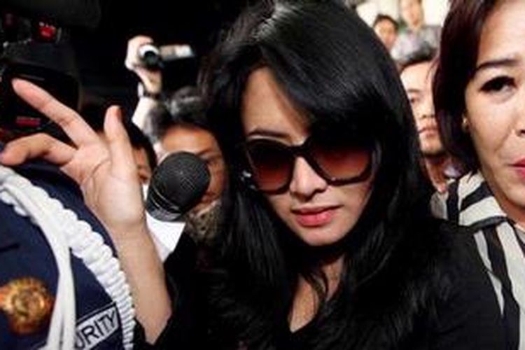 Model, Vitalia Shesya (tengah) meninggalkan Gedung Komisi Pemberantasan Korupsi, Jakarta, Jumat (17/5/2013). Ia diperiksa terkait penerimaan barang dan uang dari Ahmad Fathanah, tersangka kasus suap dalam kuota impor daging sapi. KOMPAS/LUCKY PRANSISKA