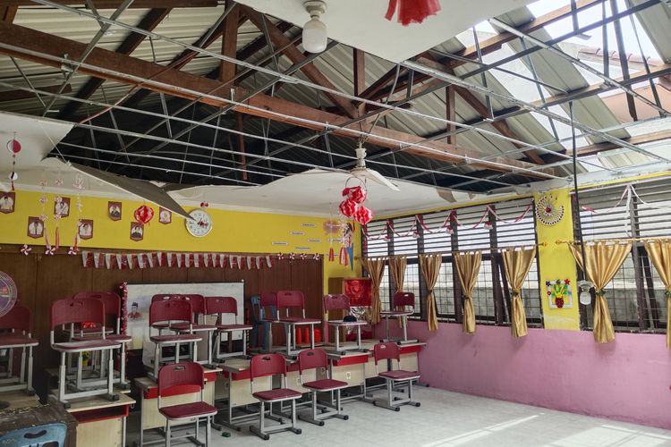 Puting Beliung Rusak 3 Ruang Kelas di Medan Johor, Siswa Terpaksa Belajar Daring