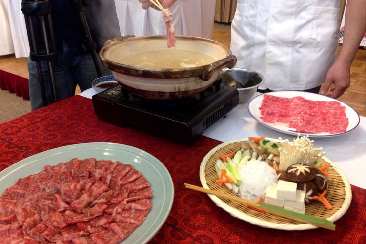 Chef Hori Ikuo memperagakan cara memasak daging Wagyu di hidangan shabu-shabu. Daging dimasak dengan mencelupkan beberapa kali hingga warna daging berubah menjadi kecoklatan. Daging Wagyu paling mantap jika disantap pada tingkat kematangan medium well.