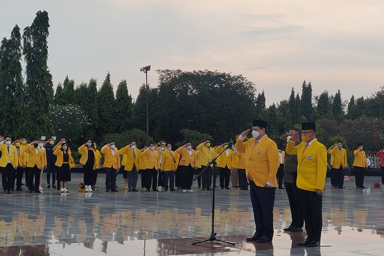 Ketua Umum Partai Golkar Airlangga Hartarto saat memimpin upacara tabur bunga di TMP Kalibata, Jakarta Selatan, Selasa (19/10/2021) sore.