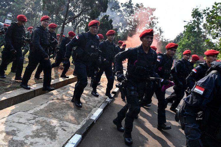 Pasukan Komando Operasi Khusus (Koopssus) TNI meninggalkan lapangan seusai peresmian pasukan tersebut di Mabes TNI, Cilangkap, Jakarta, Selasa (30/7/2019). Pembentukan Koopssus TNI yang berasal dari pasukan elite tiga matra TNI tersebut bertujuan untuk nenghadapi spektrum ancaman yang semakin kompleks. ANTARA FOTO/Sigid Kurniawan/foc.