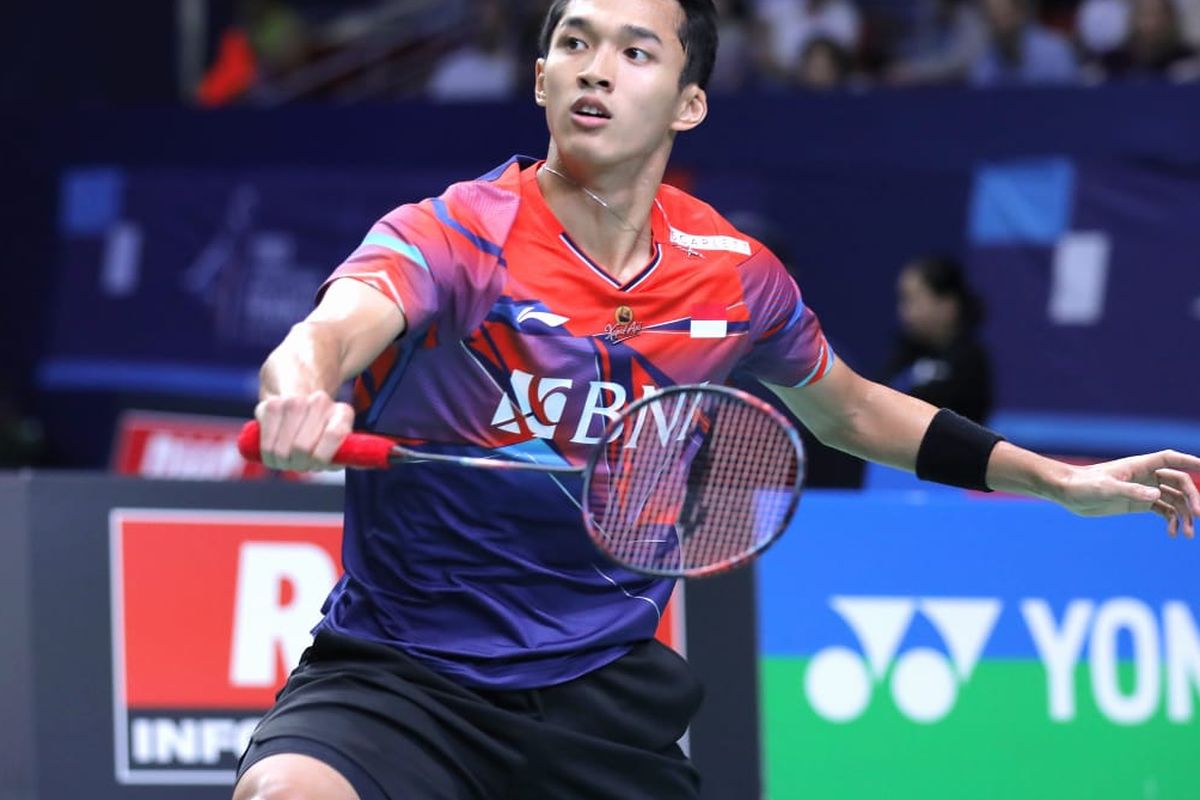 Tunggal putra Indonesia, Jonatan Christie, saat tengah bertanding melawan wakil Jepang, Kodai Naraoka, dalam babak perempat final French Open 2022 pada Jumat (28/10/2022). Namun, Jonatan Christie tak bisa melanjutkan pertandingan gim ketiga. Sebab, ia menderita cedera engkel. Terkini, Jonatan akan bertanding melawan Chico pada babak 16 besar Hylo Open 2022, Kamis (3/11/2022).