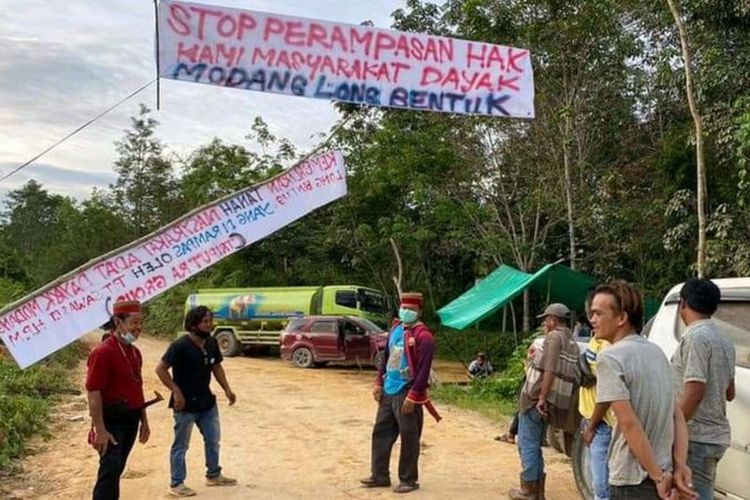 Masyarakat adat Dayak Modang Long Wai, Kutai Timur, Kalimantan Timur, memportal jalan desa dari aktivitas penyaluran sawit.