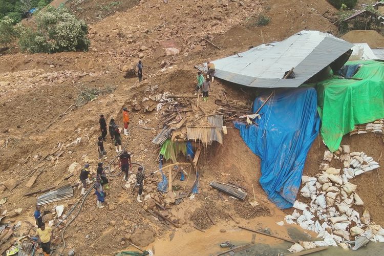 LONGSOR GORONTALO: Kondisi kawasan pertambangan emas tradisional di Bone Bolango yang longsor. Dalam bencana ini sebanyak 23 jenazah telah berhasil ditemukan, tim SAR masih terus bekerja untuk mencari korban lainnya.