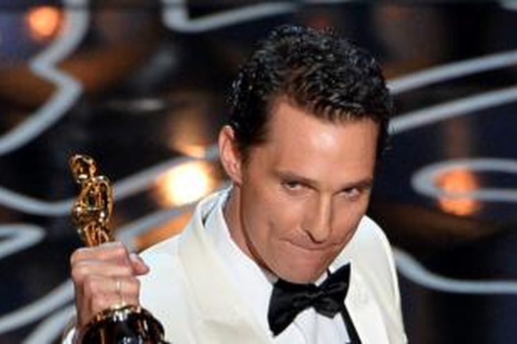 Aktor Matthew McConaughey menerima penghargaan aktor terbaik Oscar 2014.