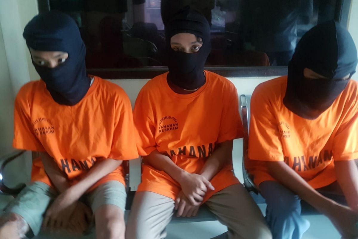 Tiga remaja di Kampung Kaliabang Nangka, Perwira, Bekasi Utara, Kota Bekasi diamankan polisi lantaran kedapatan membawa senjata tajam diduga untuk tawuran, Jumat (17/5/2019).