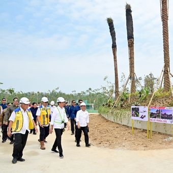 Presiden Joko Widodo saat meninjau progres pembangunan rumah tapak menteri di Kawasan Ibu Kota Nusantara (IKN), Kabupaten Penajam Paser Utara, Provinsi Kalimantan Timur, pada Jumat (22/9/2023).