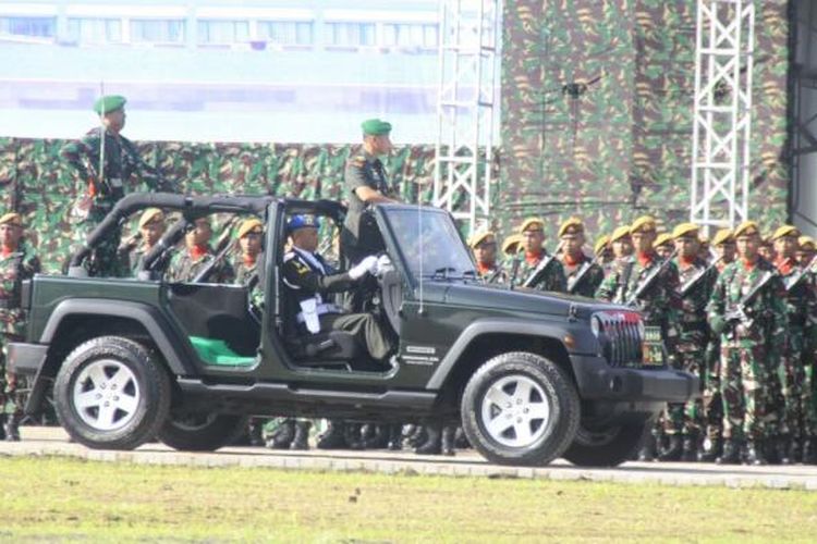 Kepala Staf Angkatan Darat (Kasad) Jenderal TNI Mulyono memeriksa pasukan dalam acara peresmian Komando Militer XIII/Merdeka dan pelantikan Panglima Kodam XIII/Merdeka di Lapangan Upacara Markas Kodam XIII/Merdeka di Manado, Selasa (20/12/2016).