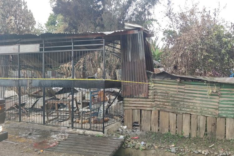 Salah satu bangunan yang hangus terbakar ketika kericuhan terjadi di Sinakma pada 23 Februari 2023, Jayawijaya, Papua Pegunungan, Senin (27/2/2023)