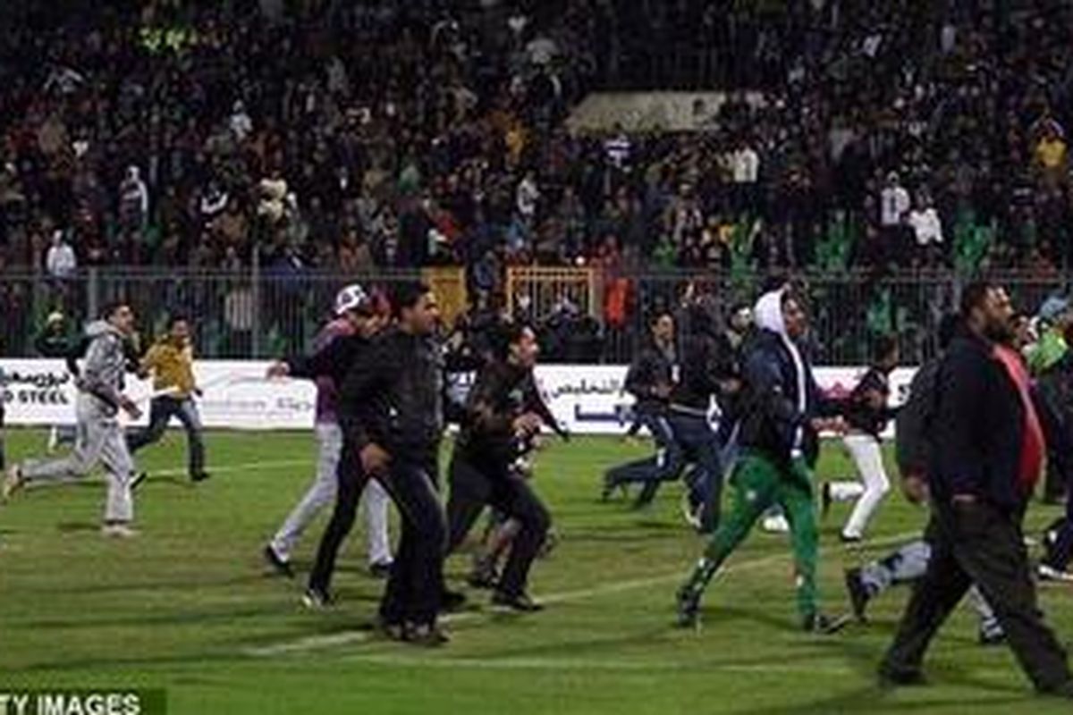 Setidaknya 73 orang tewas dan 136 orang mengalami luka-luka setelah terjadi kerusuhan dalam pertandingan Liga Premier Mesir antara Al-Masry melawan Al-Ahly. 