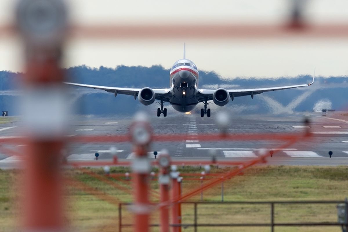 Pesawat American Airlines di landasan pacu bandara.