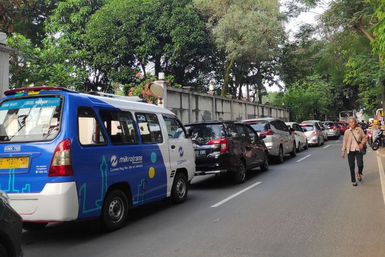 Kemacetan di ruas Jalan Saco, salah satu akses utama menuju Jalan Harsono RM, yang merupakan ruas utama Taman Margasatwa Ragunan, Pasar Minggu, Jakarta Selatan, Minggu (30/4/2023). 