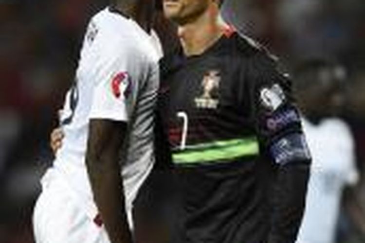 Paul Pogba dan Cristiano Ronaldo saat Perancis dan Portugal melakoni laga persahabatan, Jumat (4/9/2015). 