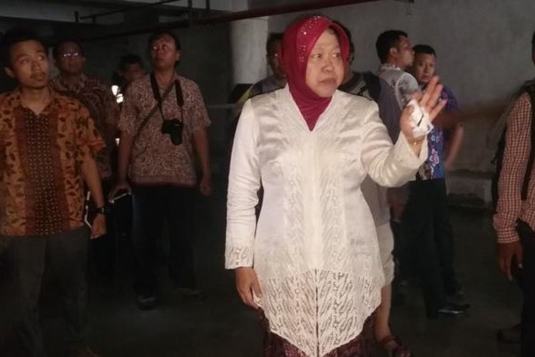 Risma meninjau lokasi proyek parkir basement Balai Pemuda Surabaya, Rabu (25/1/2017)