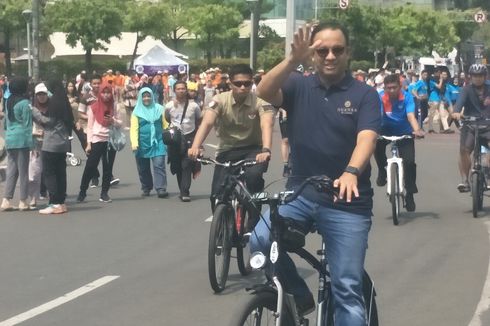 Bersepeda di CFD, Anies Ingatkan PKL Dilarang Dagang di Zona Merah