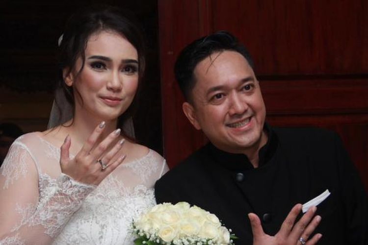 Artis peran Feby Febiola dan penyanyi rohani Franky Sihombing, resmi menjadi pasangan suami-istri setelah upacara pemberkatan pernikahan di Rumah Alexandra, Kemang Selatan, Jakarta Selatan, Jumat (22/1/2016).