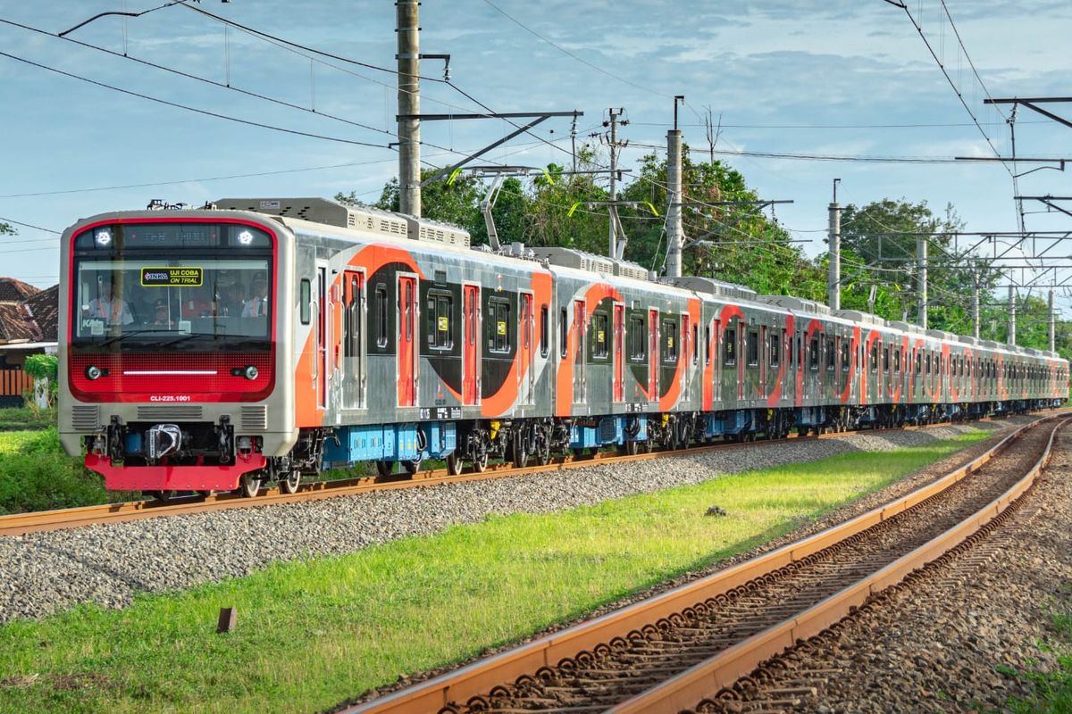 PT Kereta Api Indonesia (Persero) melalui anak usahanya, KAI Commuter menerima satu rangkaian sarana Kereta Rel Listrik (KRL) terbaru produksi PT Industri Kereta Api (Persero) atau INKA yang telah tiba di Jakarta untuk menjalani rangkaian uji dinamis.