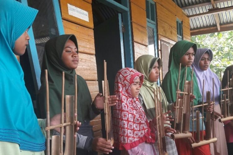 Anak-anak memainkan musik angklung di Rumah Baca Bibinoi di Desa Bibinoi, Kecamatan Bacan Timur Tengah, Kabupaten Halmahera Selatan (Halsel), Provinsi Maluku Utara.