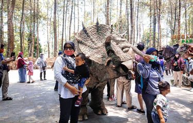 Mojosemi Dinosaurus Park, Rumah Dinosaurus di Kaki Gunung Lawu ...