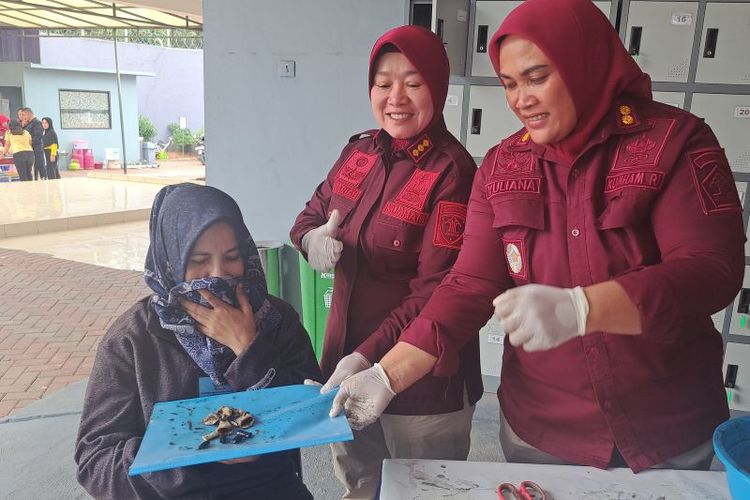 Petugas Lembaga Pemasyarakatan (Lapas) Perempuan Kelas IIA Tangerang yang menggagalkan upaya penyelundupan narkoba yang diduga sabu milik seorang pengunjung perempuan saat hendak melaksanakan kunjungan ke Lapas. 