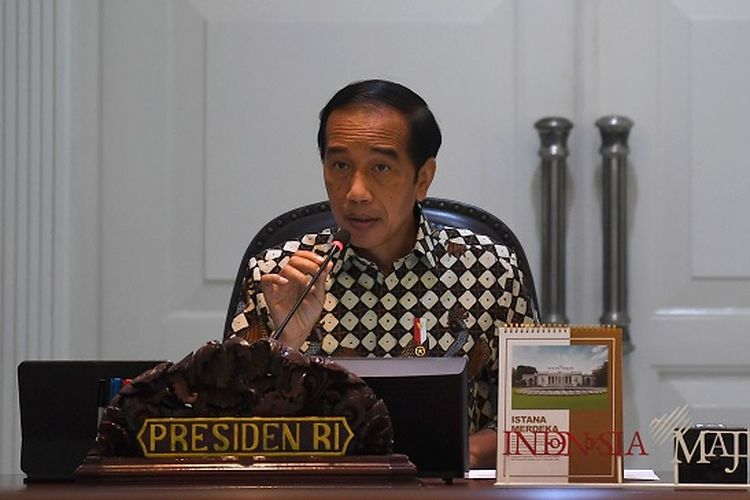 Presiden Joko Widodo memimpin rapat terbatas terkait evaluasi pemberlakuan pembatasan kegiatan masyarakat (PPKM) di Kantor Presiden, Jakarta, Senin (3/1/2022). ANTARA FOTO/Sigid Kurniawan/aww.