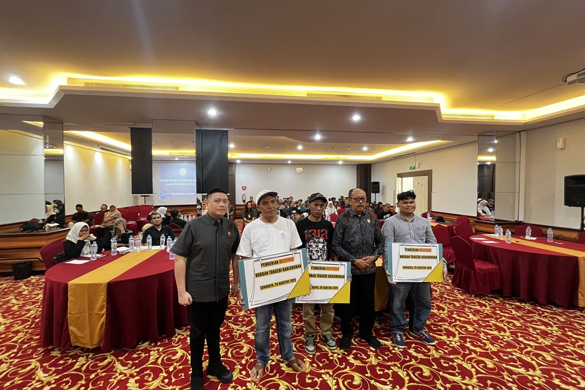 Penyerahan restitusi secara simbolik kepada perwakilan korban tragedi Kanjuruhan oleh Ketua LPSK Bridgen Pol (Purn) Achmadi, Kamis (28/8/2025).