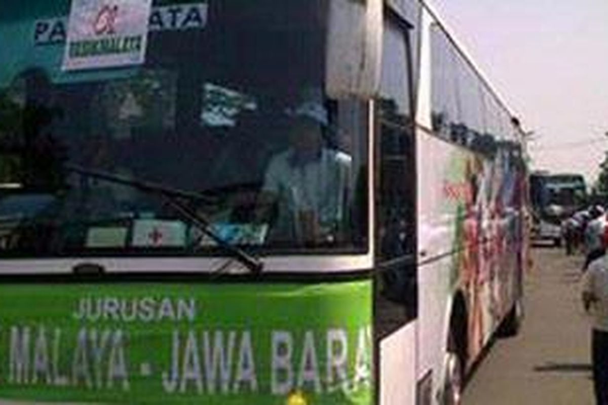 Ilustrasi : 130 bus diberangkatkan dari Parkir Timur Senayan Jakarta (14/9) dalam rangka Mudik Gratis Bersama Jasa Raharja untuk tujuan 18 kota di pulau Jawa dan Lampung. Mereka yang mudik ini adalah pemudik yang biasa menggunakan sepeda motor.