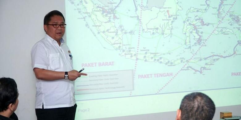 Menteri Komunikasi dan Informatika Rudiantara saat menjelaskan program Palapa Ring di kantor Kompas.com, Kamis (17/3/2016)
