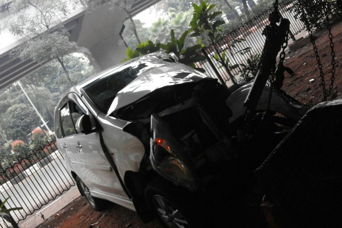 Mobil Toyota Avanza yang terlibat kecelakaan di Kemang, Jakarta Selatan pada Kamis (13/7/2017) dini hari.