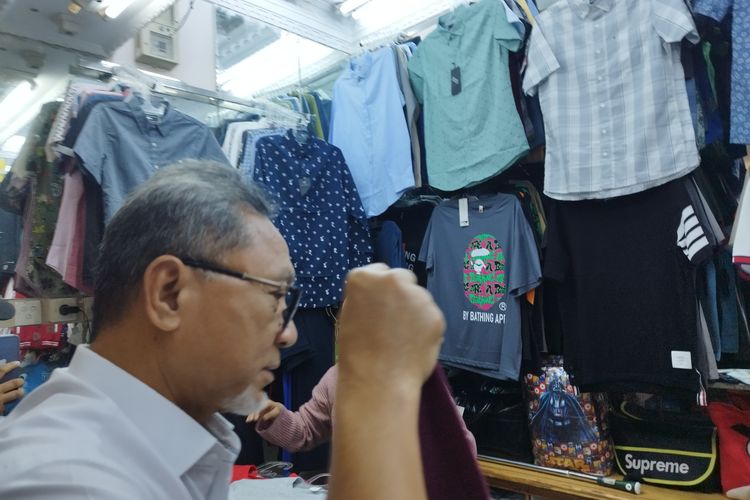 Menteri Perdagangan Zulkifli Hasan membeli baju di Pasar Tanah Abang Blok A, Jakarta Pusat, Kamis (14/3/2024)