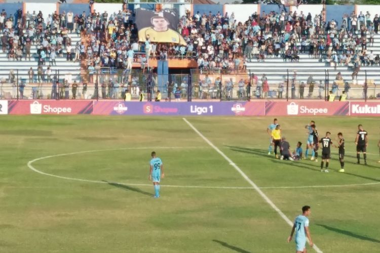 Spanduk mengenang almarhum Choirul Huda, yang dikibarkan tepat di menit ke-44 dalam laga Persela Lamongan vs PSIS Semarang.