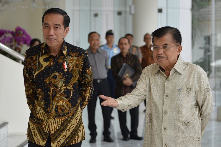Presiden Joko Widodo (kiri) dan Wakil Presiden Jusuf Kalla (kanan) bersiap menjawab pertanyaan wartawan usai melakukan pertemuan tertutup di Kantor Wakil Presiden, Jakarta, Kamis (9/8). Kedatangaan presiden tersebut untuk memberitahukan rencana pendaftaran capres dan cawapres pada Jumat (10/8) esok di KPU. ANTARA FOTO/Wahyu Putro A/wsj/18.