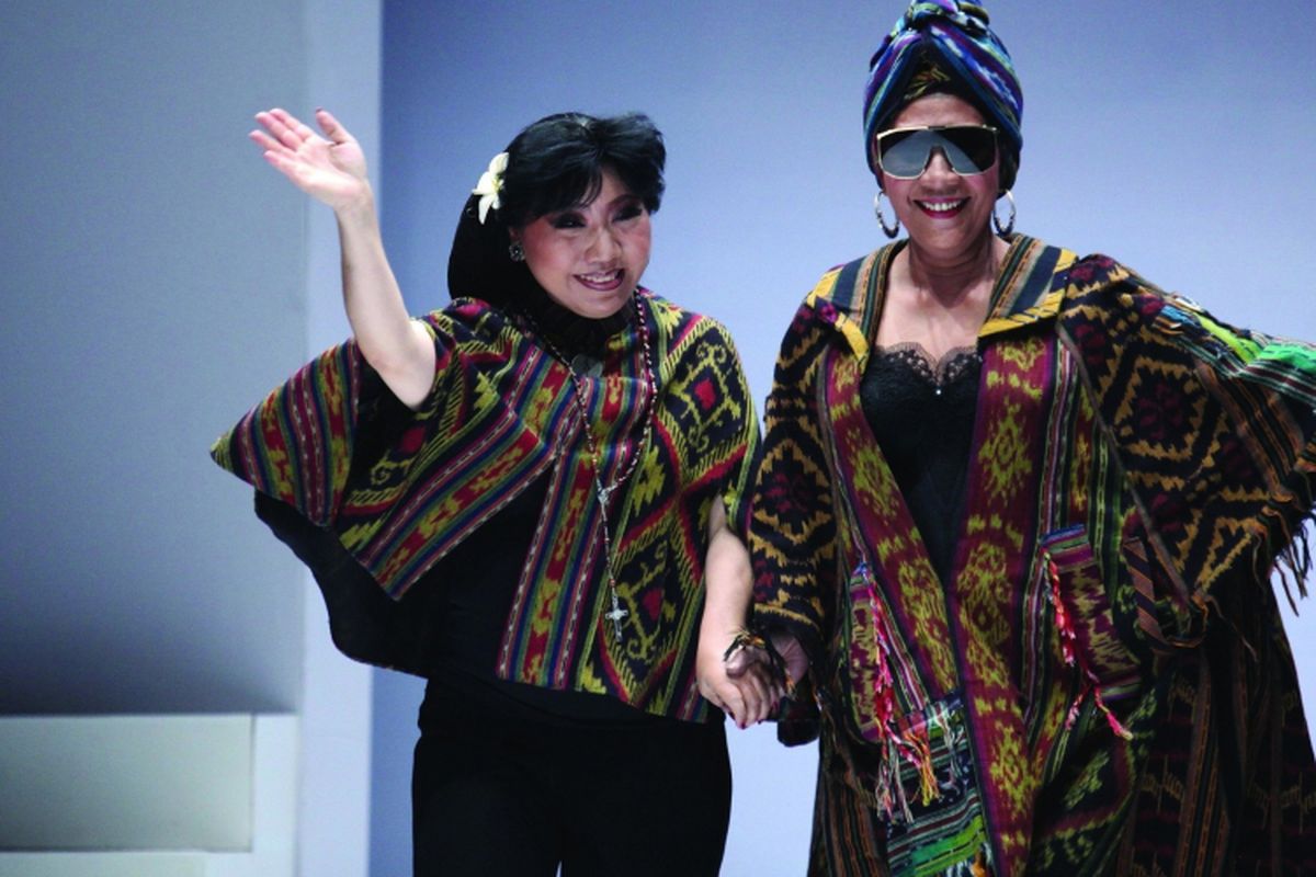 Menteri Kelautan dan Perikanan RI Susi Pudjiastuti (kanan) bersama desainer Anne Avantie seusai peragaan busana bertajuk Badai Pasti Berlalu yang diselenggarakan di gelaran Jakarta Fashion Week 2019 di Senayan City, Jakarta, Selasa (23/10/2018)