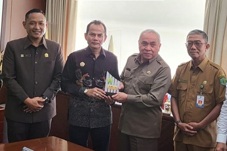 Rektor UPN Jogja Prof. Dr. Mohamad Irhas Effendi, M.Si., (kedua dari kiri) bersama Gubernur Kalimantan Timur Dr. Ir. H. Isran Noor, M.Si., (kedua dari kanan).