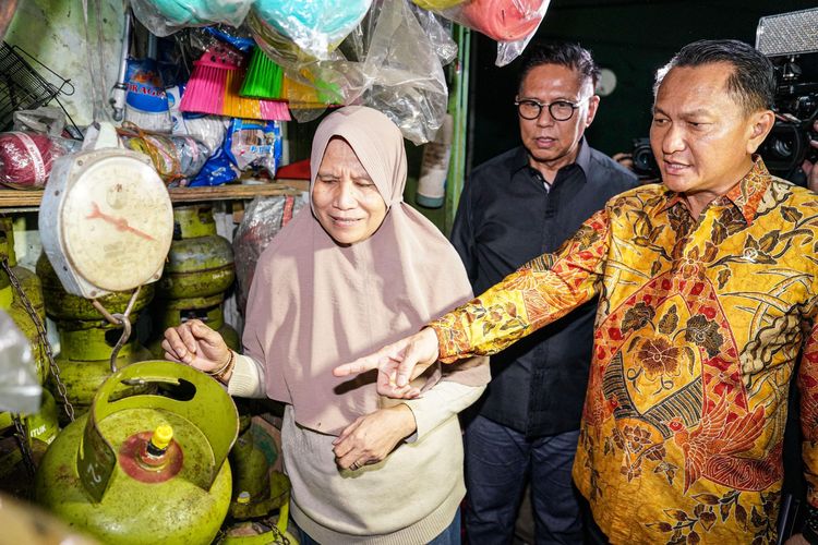 Ketua Komisi XII Dewan Perwakilan Rakyat (DPR) Republik Indonesia (RI) Bambang Patijaya bersama sejumlah anggota Komisi XII meninjau langsung ketersediaan serta kelancaran distribusi liquefied petroleum gas (LPG) 3 kilogram (kg) di Jakarta Barat (Jakbar), Senin (10/2/2025).