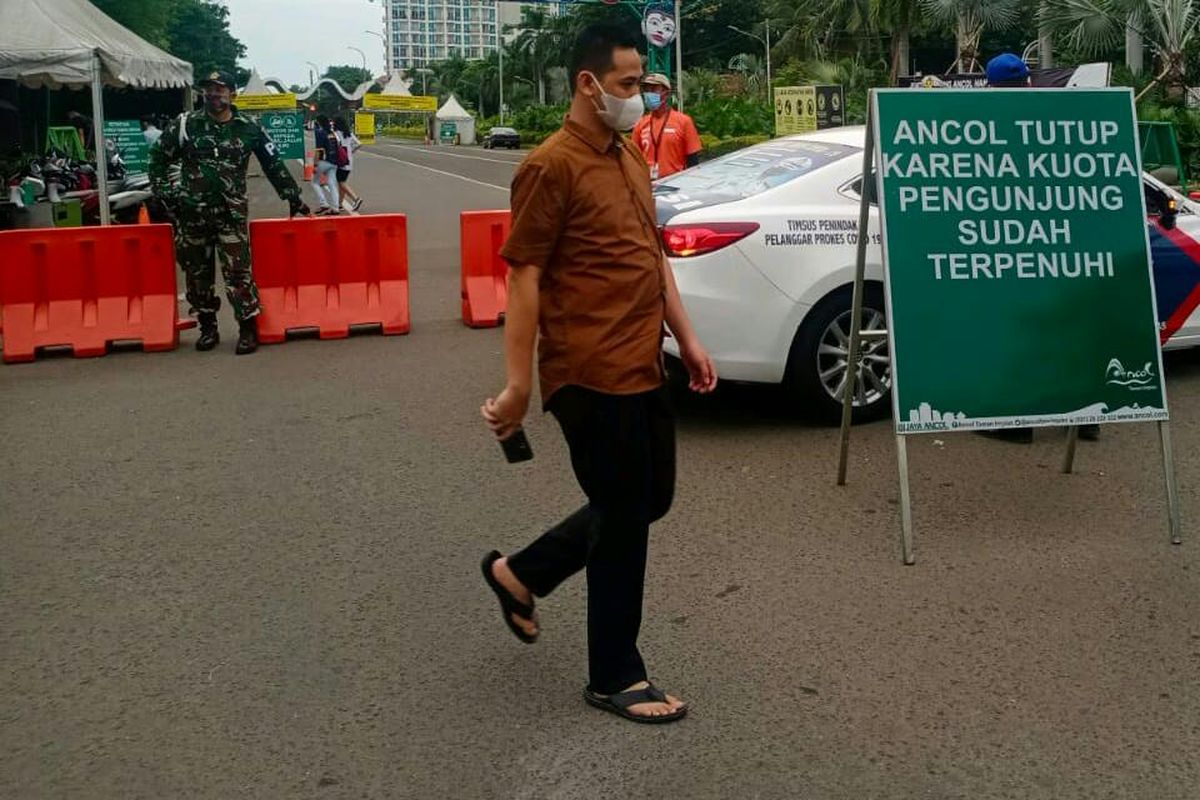 Ancol tutup pintu utama karena kuota pengunjung terpenuhi pada Jumat (14/5/2021).