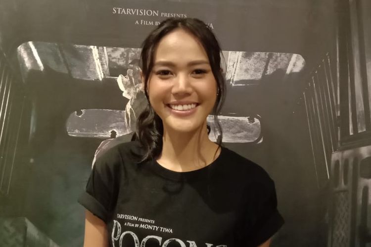 Della Dartyan menghadiri screening film Pocong the Origin di XXI Epicentrum, Kuningan, Jakarta Selatan, Kamis malam (11/4/2019).