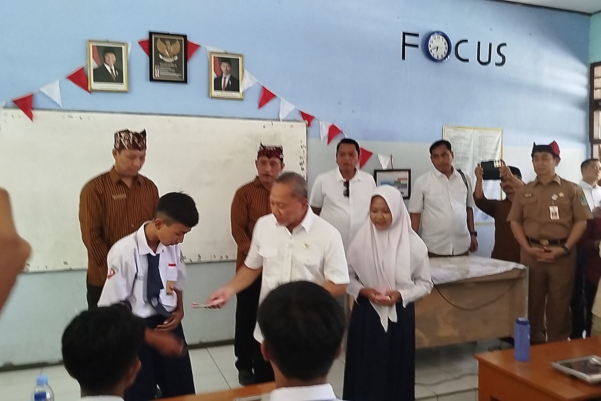 Zulkifli Hasan memberikan santunan kepada siswa yatim SMPN 2 Rogojampi, Banyuwangi, Senin (3/2/2025) 