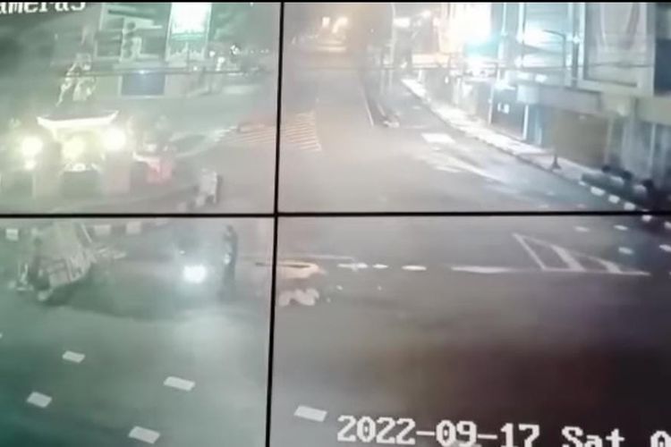 Tangkapan layar rekaman CCTV kejadian tabrak lari di kawasan Pasar Rejowinangun, Kota Magelang, Jawa Tengah, Sabtu (17/9/2022) dini hari.