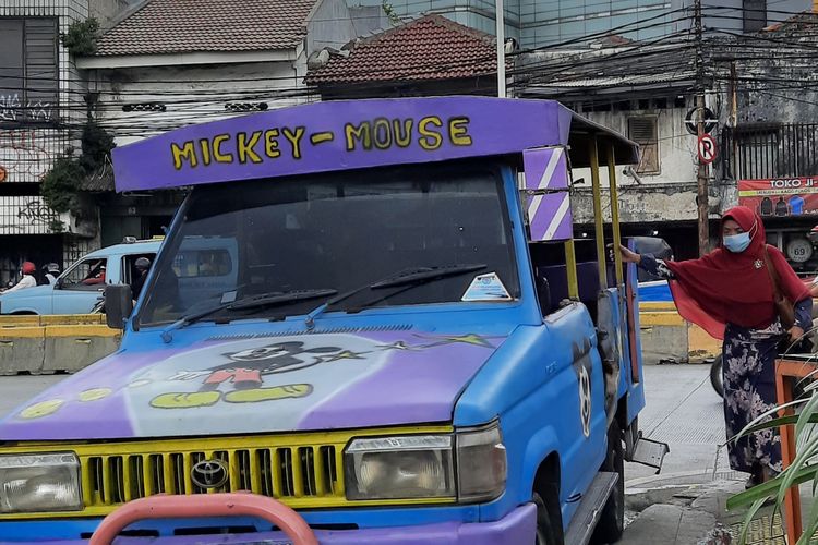Warga Kampung Pulo, Kampung Melayu, Jatinegara, Jakarta Timur, yang memiliki moda transportasi khas. Namanya odong-odong.