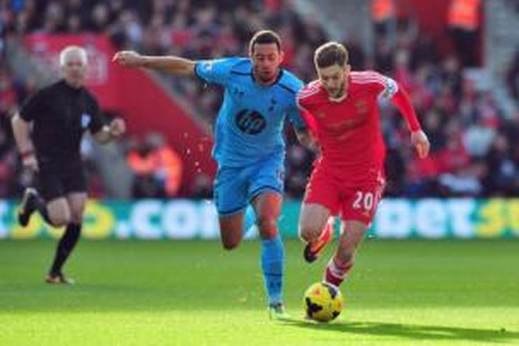 Gelandang Tottenham Hotspur, Moussa Dembele (kiri), berebut bola dengan pemain Southampton, Adam Lallana (kanan), pada laga Premier League di Stadion St Mary, Southampton, Minggu (22/12/2013).