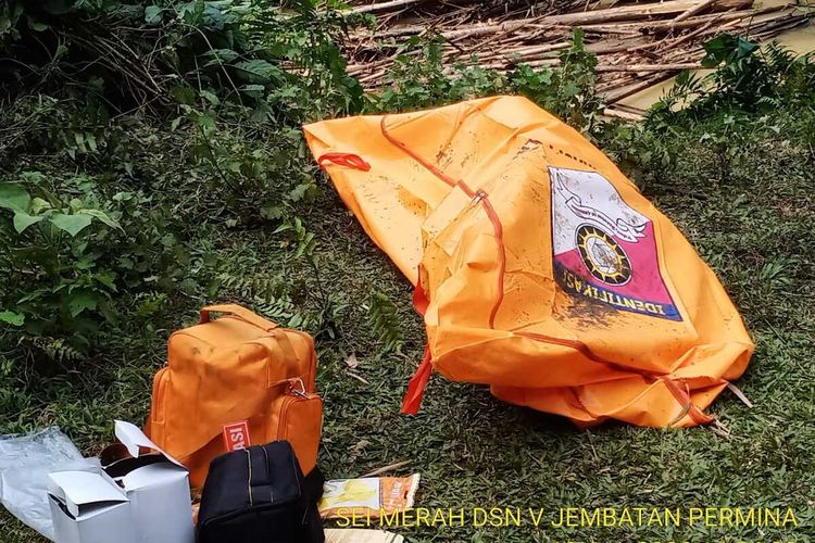 Sesosok dievakuasi oleh tim dari Polresta Deli Serdang pada Rabu (19/8/2020) siang. Mayat tersebut ditemukan berada dalam karung pertama kali diketahui oleh seorang warga bernama Suhartono yang hendak mengambil pasir di Sungai Merah, Desa Sei Merah, Kecamatan Tanjung Morawa, Deli Serdang.